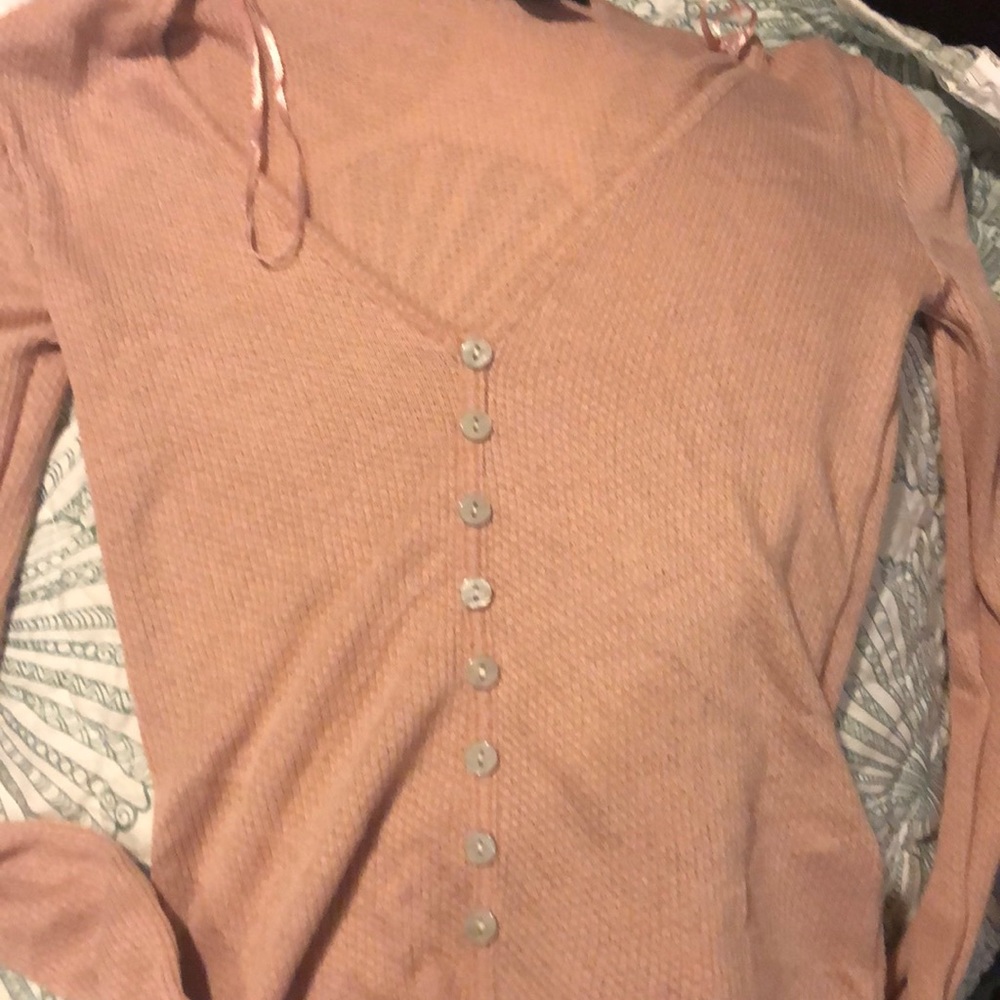 Long sleeve v neck button waist cable shirt